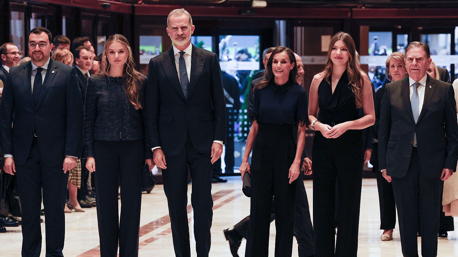 La familia real preside el Concierto Premios Princesa de Asturias - Telediario 2 | Ver