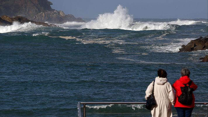 Telediario 2 - La borrasca Benjamín deja rachas de viento de más de 110 km/h en el Cantábrico