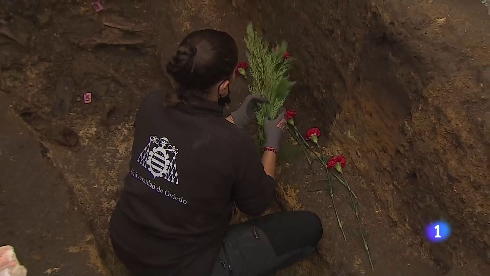 Exhumación de la fosa en el cementerio de Carceu (Asturias) | Ver ahora