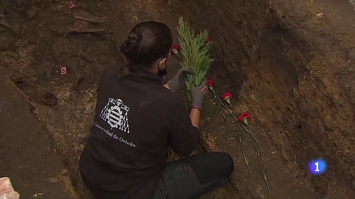 Panorama Regional - Exhumación de la fosa en el cementerio de Carceu (Asturias)