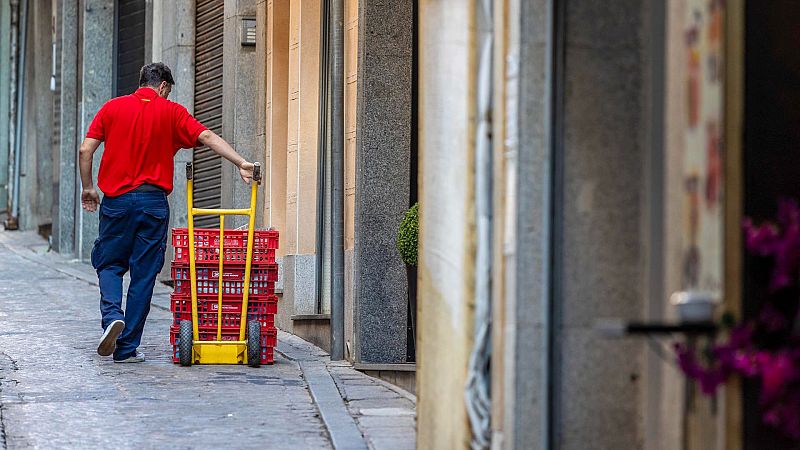 El empleo marca nuevo récord, pero sube también el paro | Ver
