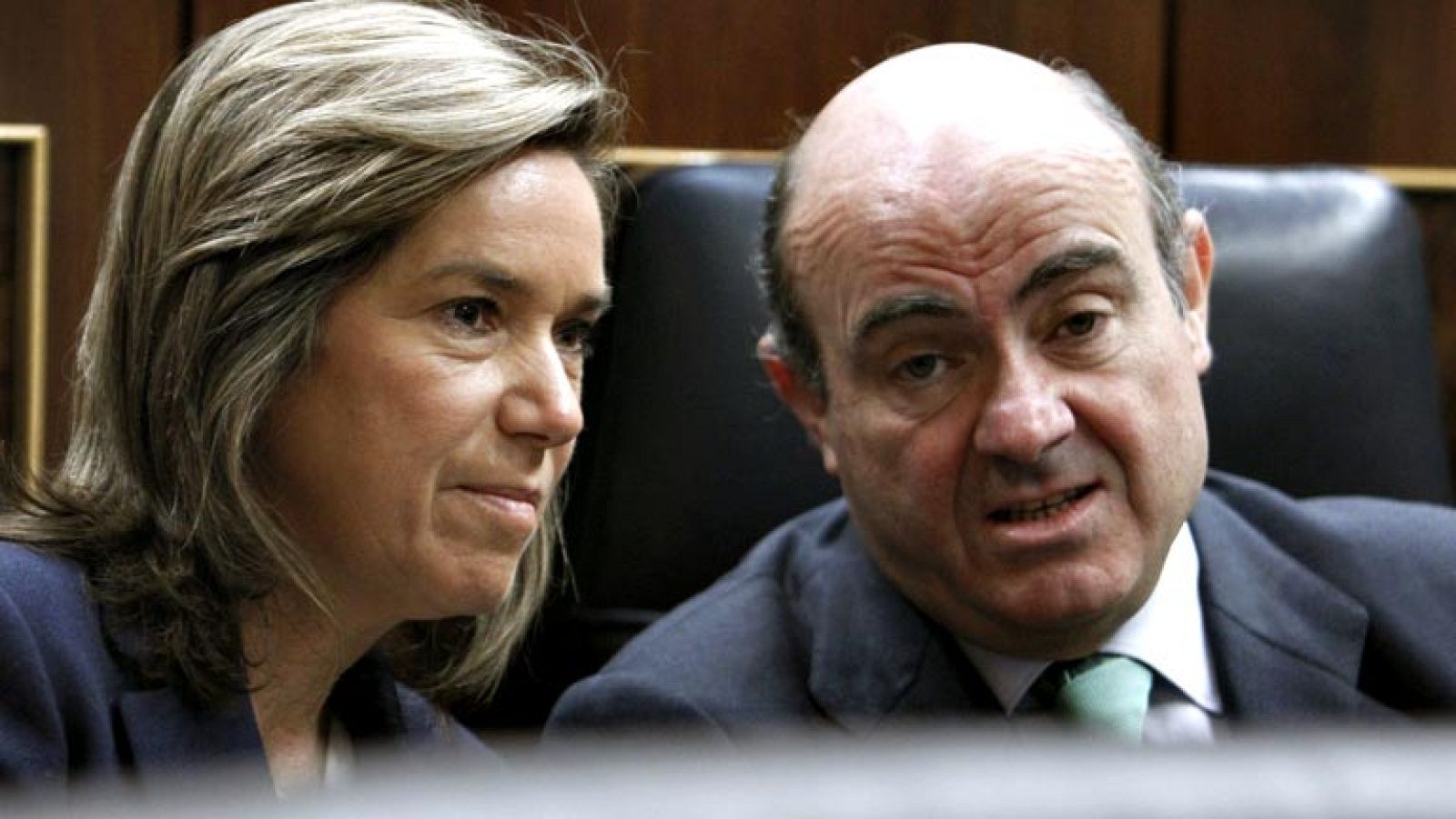 Guindos asegura que la economía española "va por el buen camino" y el PSOE cuestiona las bases en las que se asienta