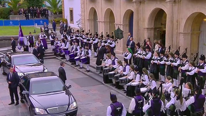 Premios Princesa de Asturias - La familia real sale del Hotel Reconquista en dirección al Teatro Campoamor