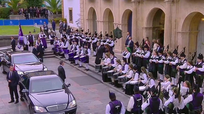 La familia real sale del Hotel Reconquista en dirección al Teatro Campoamor - Premios Princesa de Asturias | Ver