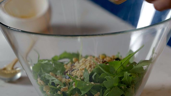 Cuina Brutal - Amanida de ruca, nous i formatge de cabra