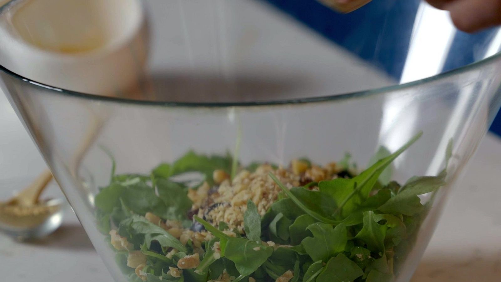 Amanida de ruca, nous i formatge de cabra - Cuina brutal - Cuina Brutal | Ver