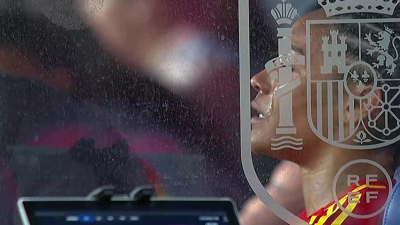 Salma sale entre lágrimas tras su lesión en la ida de semifinales de la Nations League ante Suecia