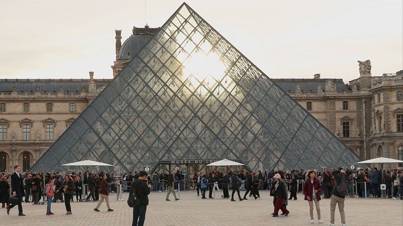 Dos detenidos por el robo de joyas en el Louvre - Fin de semana 24h | Ver