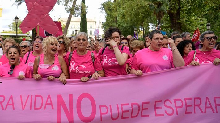 Telediario Fin de Semana - Manifestación frente a la sede del Gobierno andaluz para exigir responsabilidades por los cribados de cáncer de mama