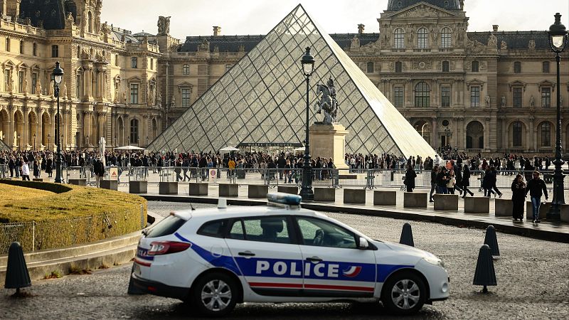 Un rastro de ADN, clave para identificar a los dos sospechosos detenidos por el robo en el Louvre