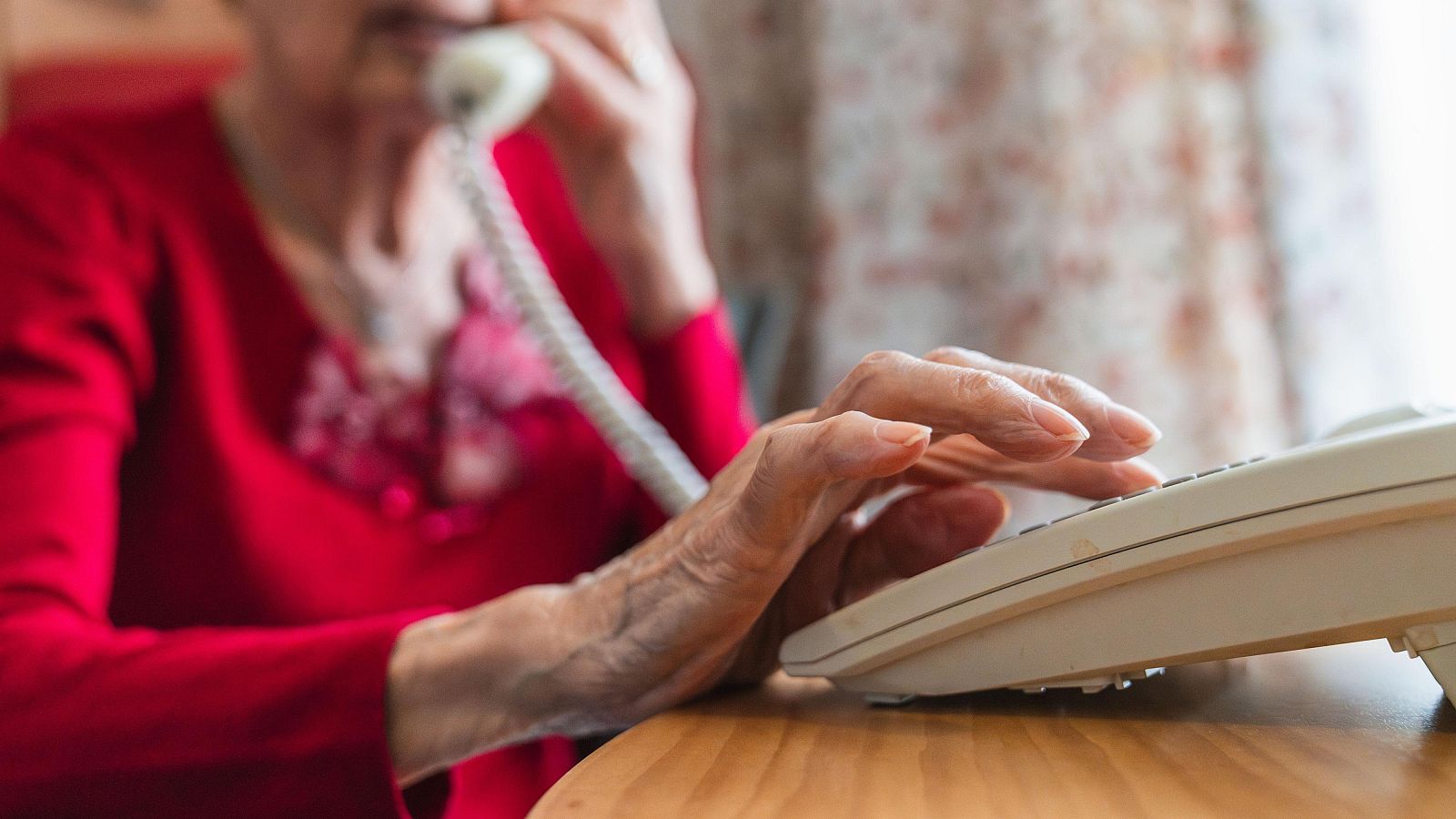 El teléfono de la escucha: conversaciones terapéuticas entre mayores | Ver
