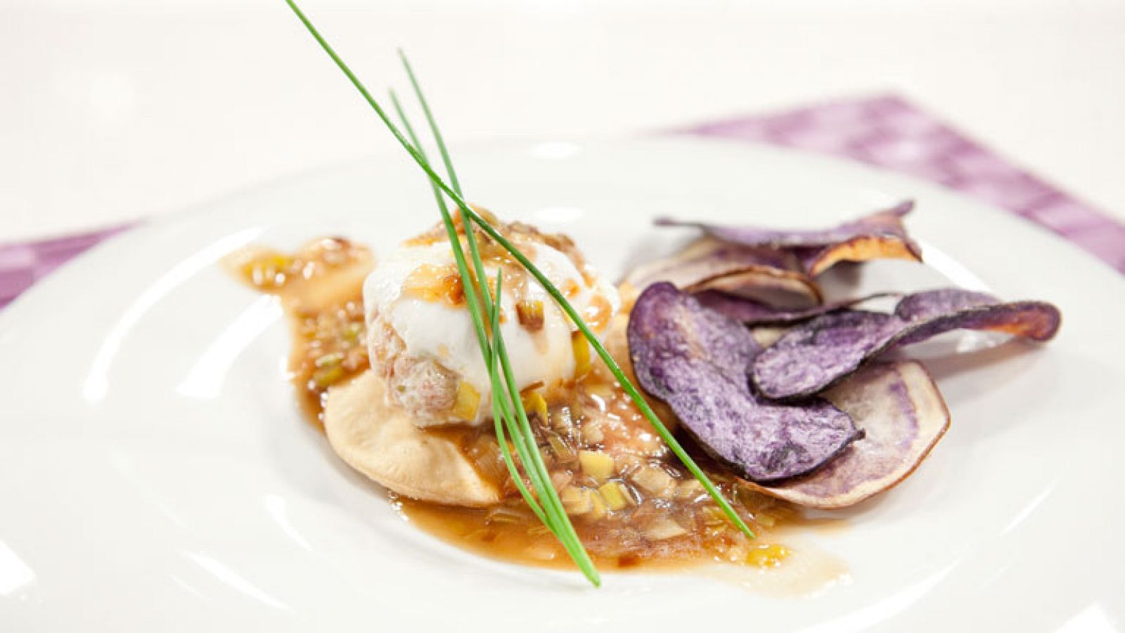 Saber cocinar - Huevos escalfados con chip patata violeta