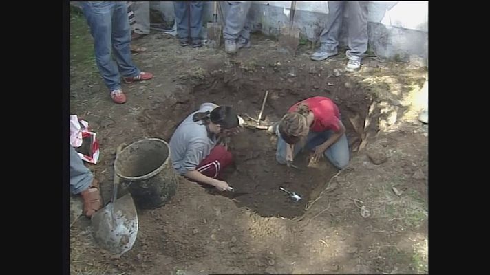 Telexornal - Galicia - Homenaje a dos políticos en la fosa de Cortapezas (Puertomarín, Lugo)