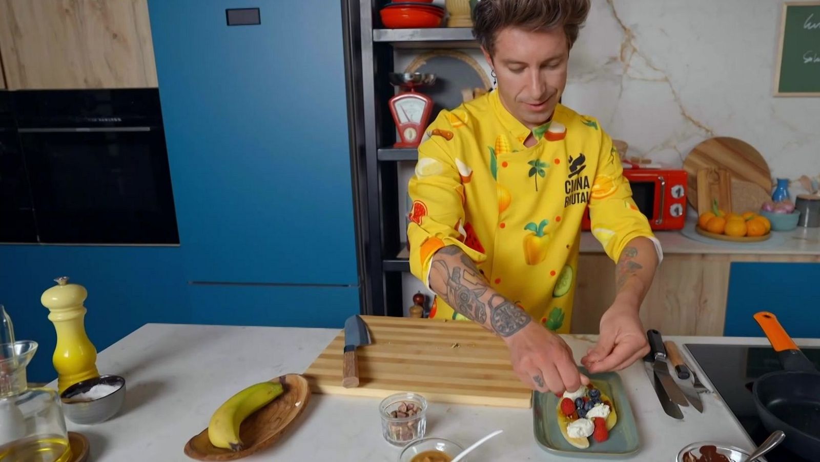 Provolone amb pesto, falsa quiche i plàtan split - Cuina brutal | Veure