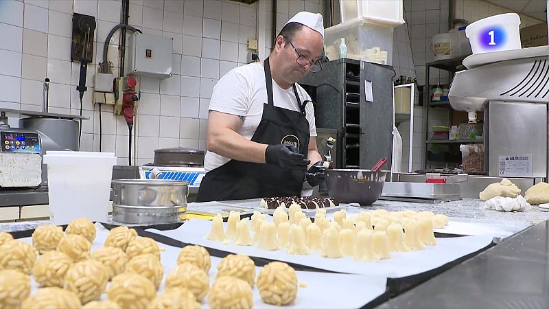 Els panellets tornen a omplir aparadors - L'Informatiu | Veure