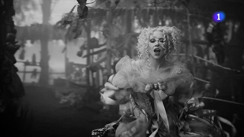 Els fans de Lady Gaga l’esperen al Palau Sant Jordi - L'Informatiu | Veure