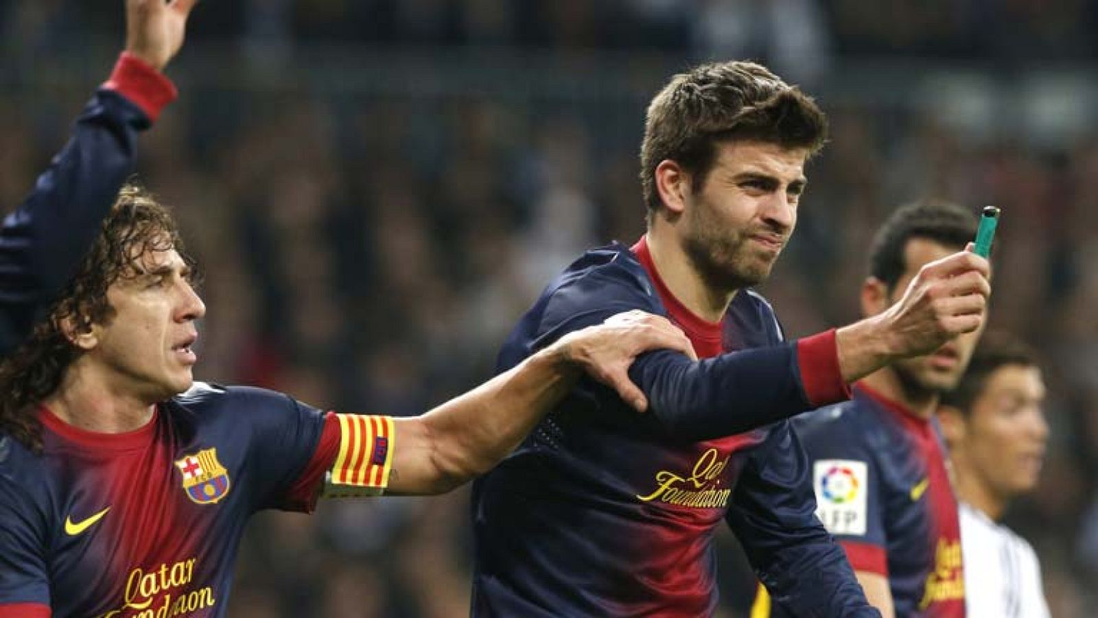 El capitán del Barcelona Carles Puyol impidió que su compañero Gerard Piqué entregara al árbitro Carlos Clos Gómez un mechero lanzado desde la grada, aunque el colegiado reflejó esa circunstancia en el acta del partido.