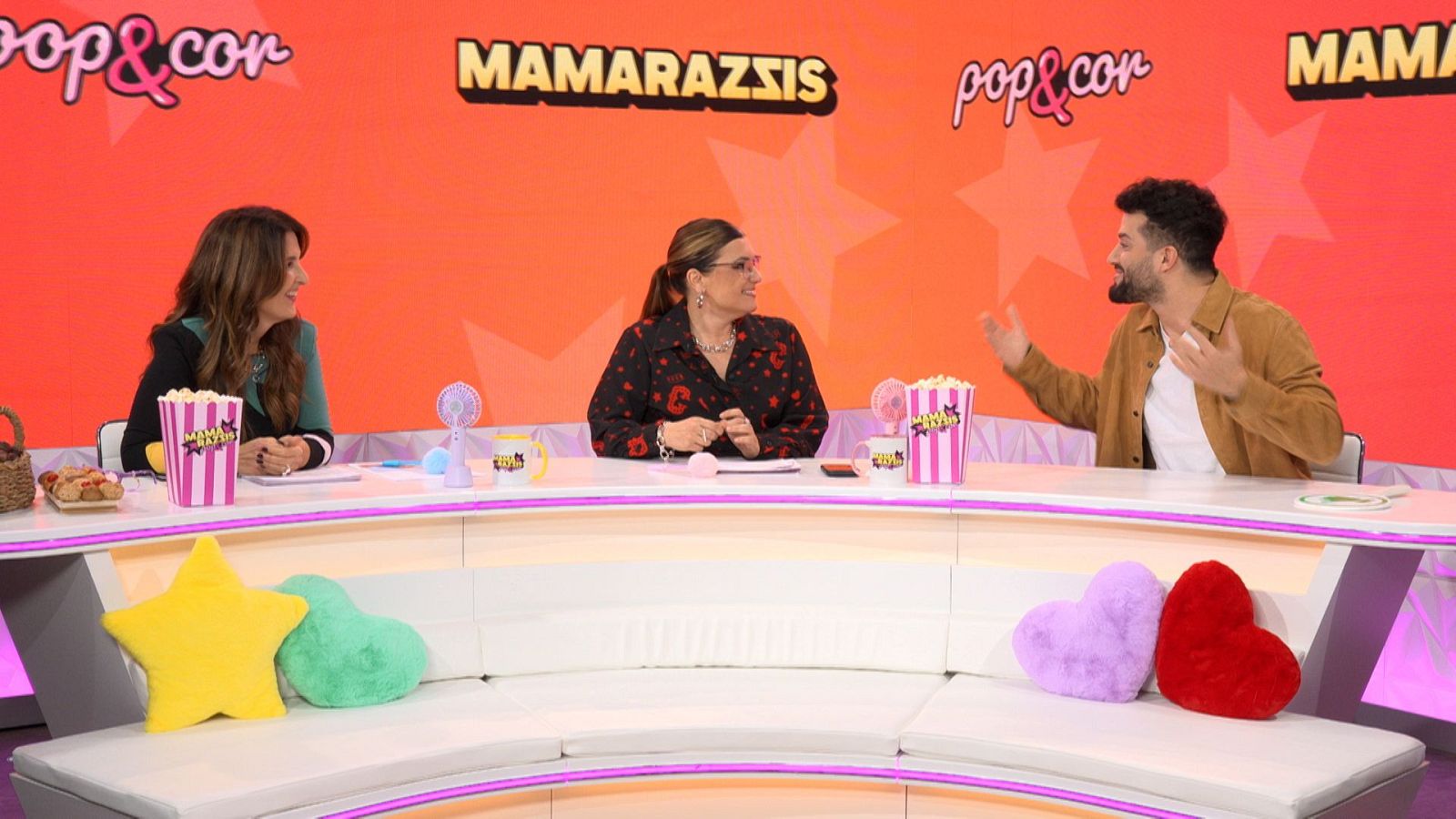 Javi Hoyos es mulla entre Escanes i Pombo - Mamarazzis Pop&Cor - Mamarazzis pop & cor | Veure