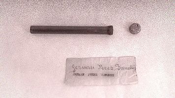 Objetos que ayudan a entender y recordar: balas, una alianza o el nombre enterrado en una botella