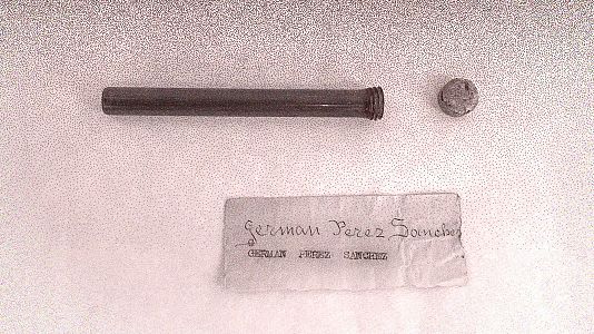 Objetos que ayudan a entender y recordar: balas, una alianza, un sonajero o el nombre enterrado en una botella