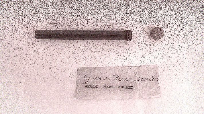 Objetos que ayudan a entender y recordar: balas, una alianza, un sonajero o el nombre enterrado en una botella