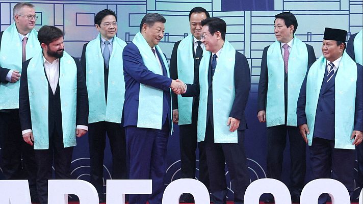 Telediario Fin de Semana - La reunión de Xi Jinping y Donald Trump eclipsa la cumbre de la APEC