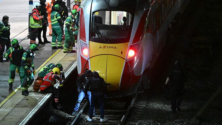 Fin de semana 24h - Varios heridos tras un apuñalamiento múltiple en un tren al este de Reino Unido