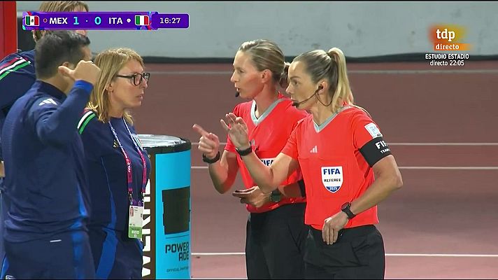 Fútbol - La jugada surrealista del México - Italia del Mundial sub-17: del gol a favor al penalti en contra