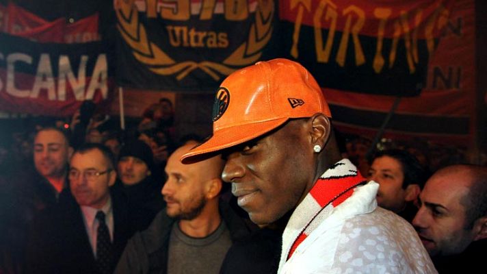 Telediario 1 - Balotelli desata la euforia a su llegada a Milán