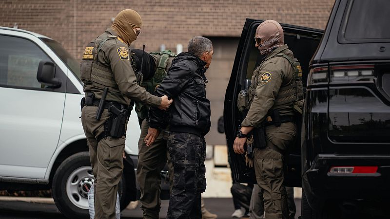 Centros de detención de migrantes en EE.UU. a rebosar - Telediario 2 | Ver