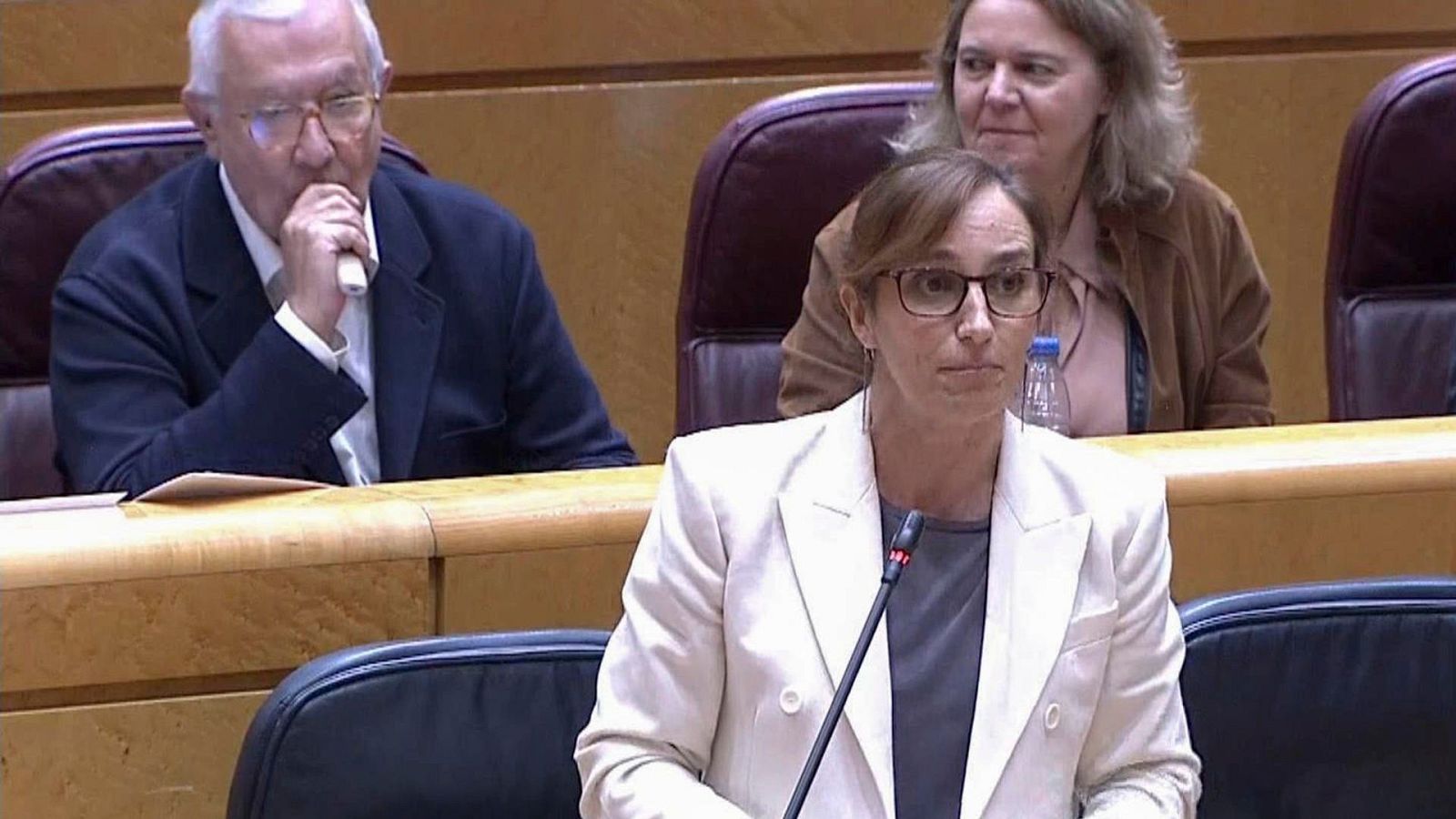 Arenas, ¿fumando vaper en el Senado? - Mañaneros 360 | Ver