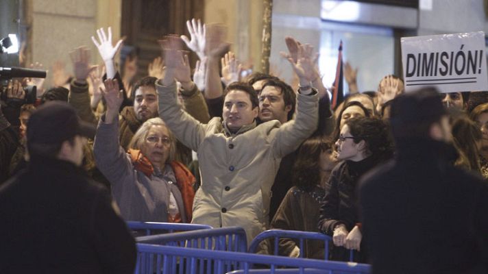 Informativo 24h - Cientos de personas protestan frente a la sede del PP