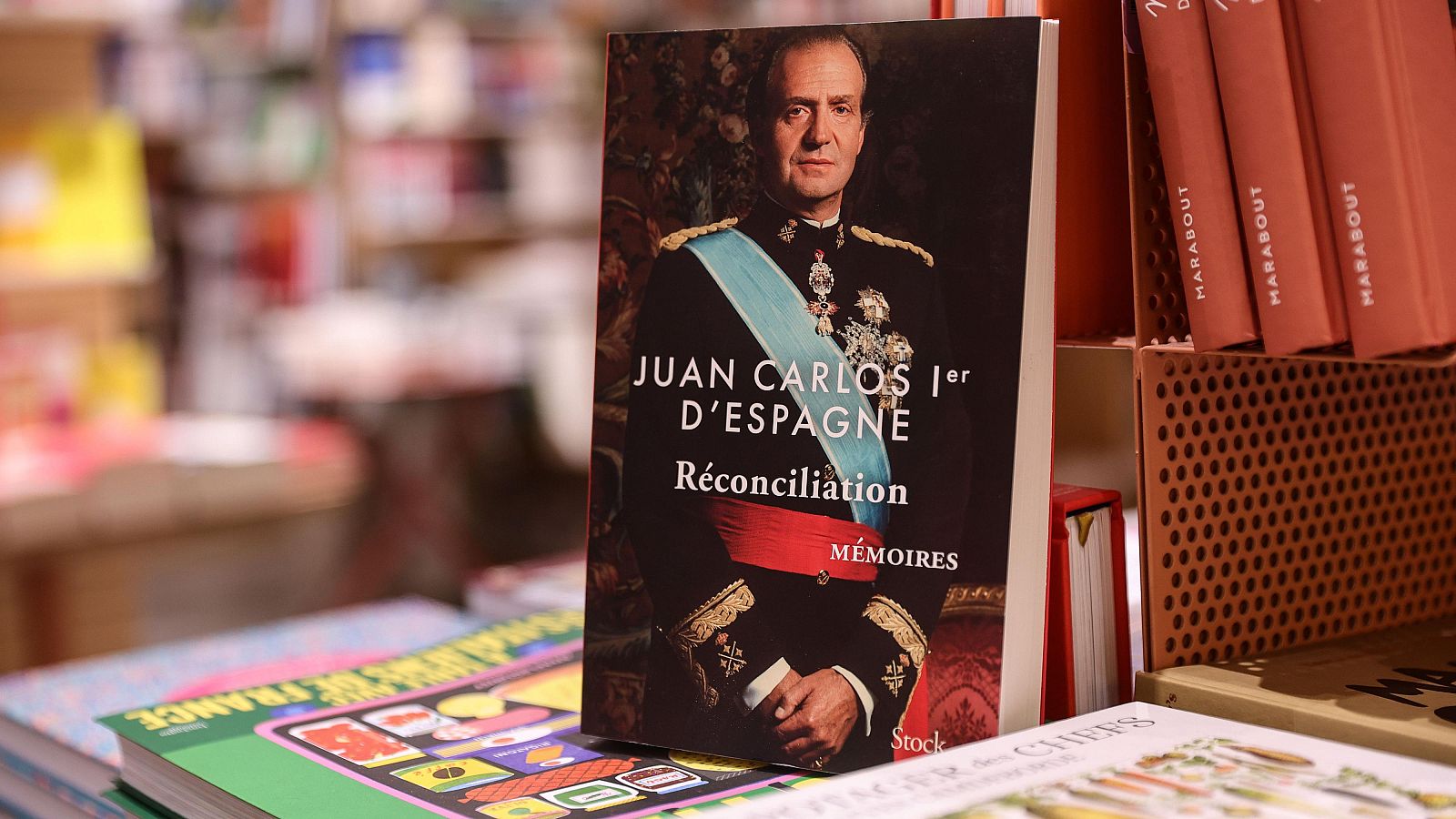 A la venta las memorias de Juan Carlos I en librerías francesas - Telediario 1 | Ver