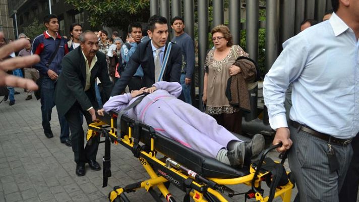 Telediario 1 - Al menos 25 muertos en una explosión en la sede de la petrolera mexicana