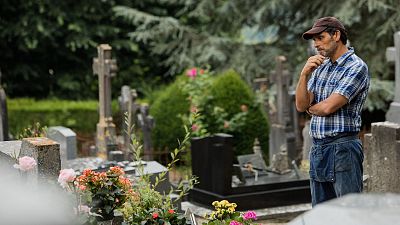 El tipo de la tumba de al lado