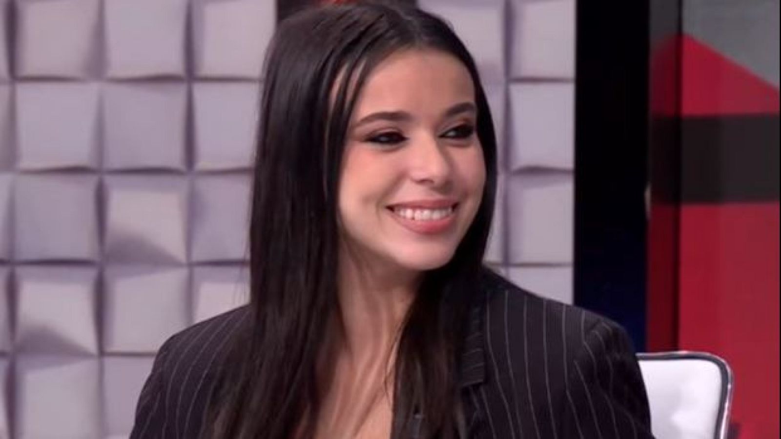 Sarah Santaolalla a Feijóo: "Yo espero que la persona que aspira a gobernar este país, aspire a gobernar este país, no a fiscalizar mi trabajo o a gobernarme a mí" - Directo al grano | Ver