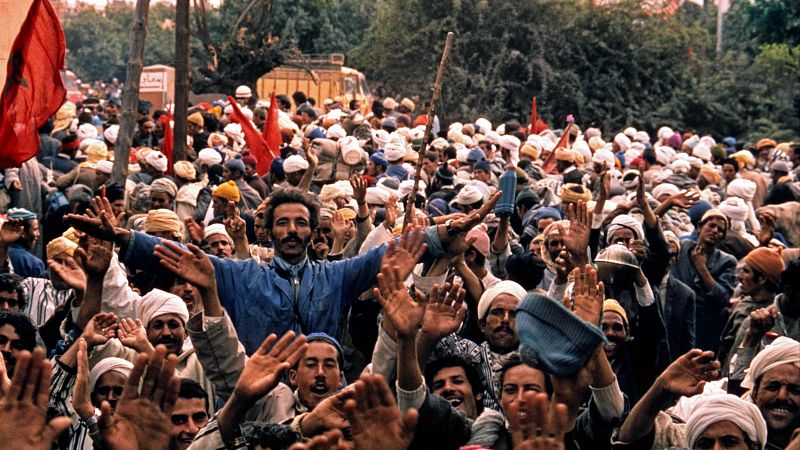 Se cumplen 50 años de la Marcha Verde: 350.000 civiles marroquíes entraron en el Sáhara español - Telediario 1 | Ver