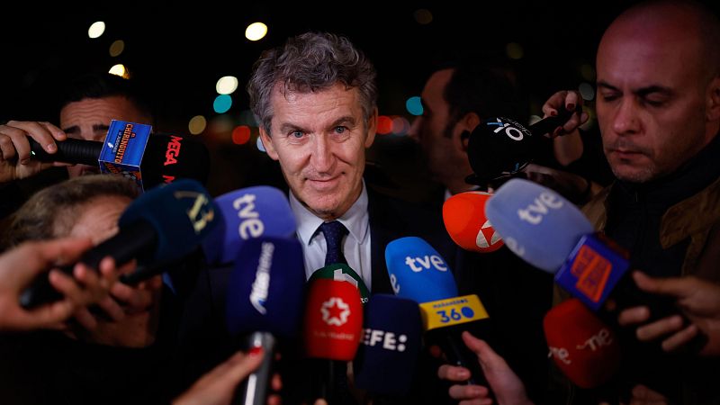 Feijóo y Abascal coinciden en una gala pero no hablan ni posan juntos