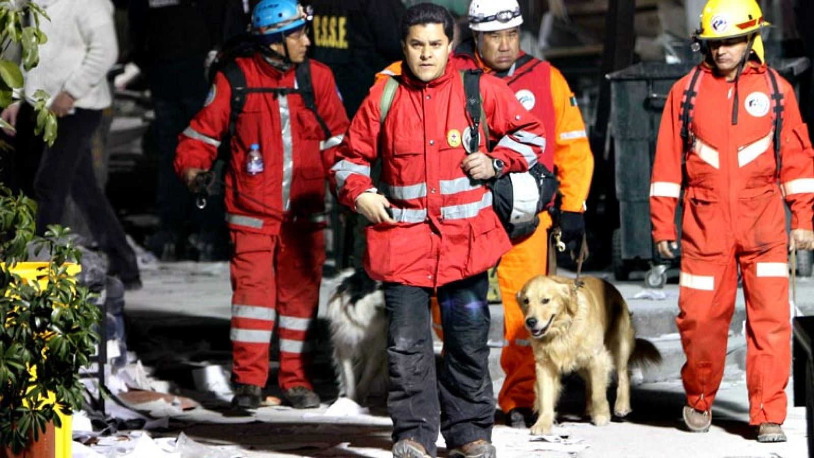 Las autoridades buscan a posibles personas atrapadas en la sede de Pemex en México D.F.