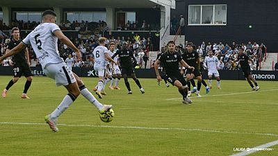 Se suspende el Ceuta - Almera en el descanso por el fallecimiento de un espectador