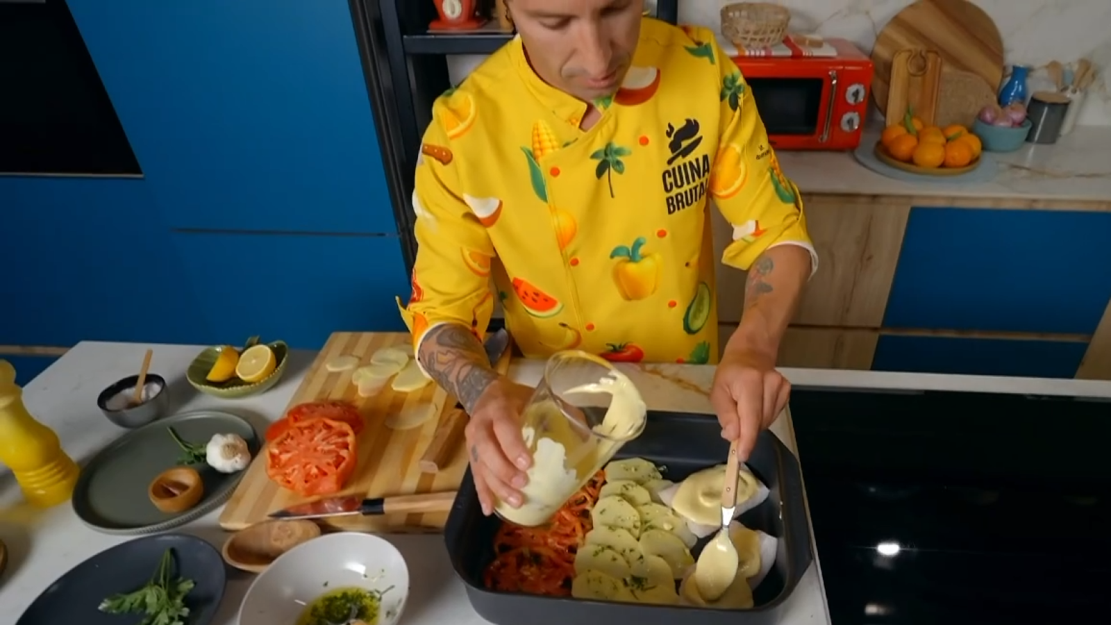 Rotlles d’albergínia, lluç gratinat i mug cake - Cuina brutal | Veure