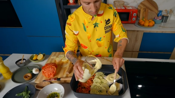 Cuina Brutal - Rotlles d’albergínia, lluç gratinat i un mug cake