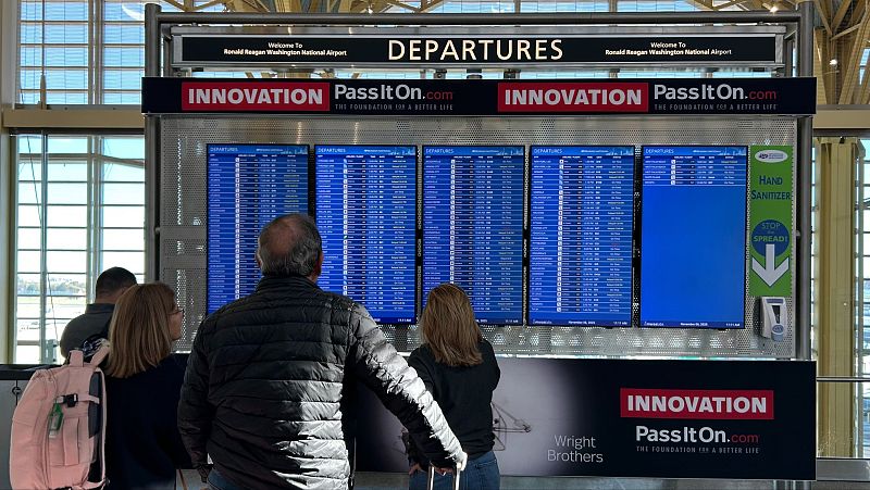 El cierre del Gobierno de EE.UU. obliga a cancelar más de 800 de vuelos este viernes - La tarde en 24h | Ver