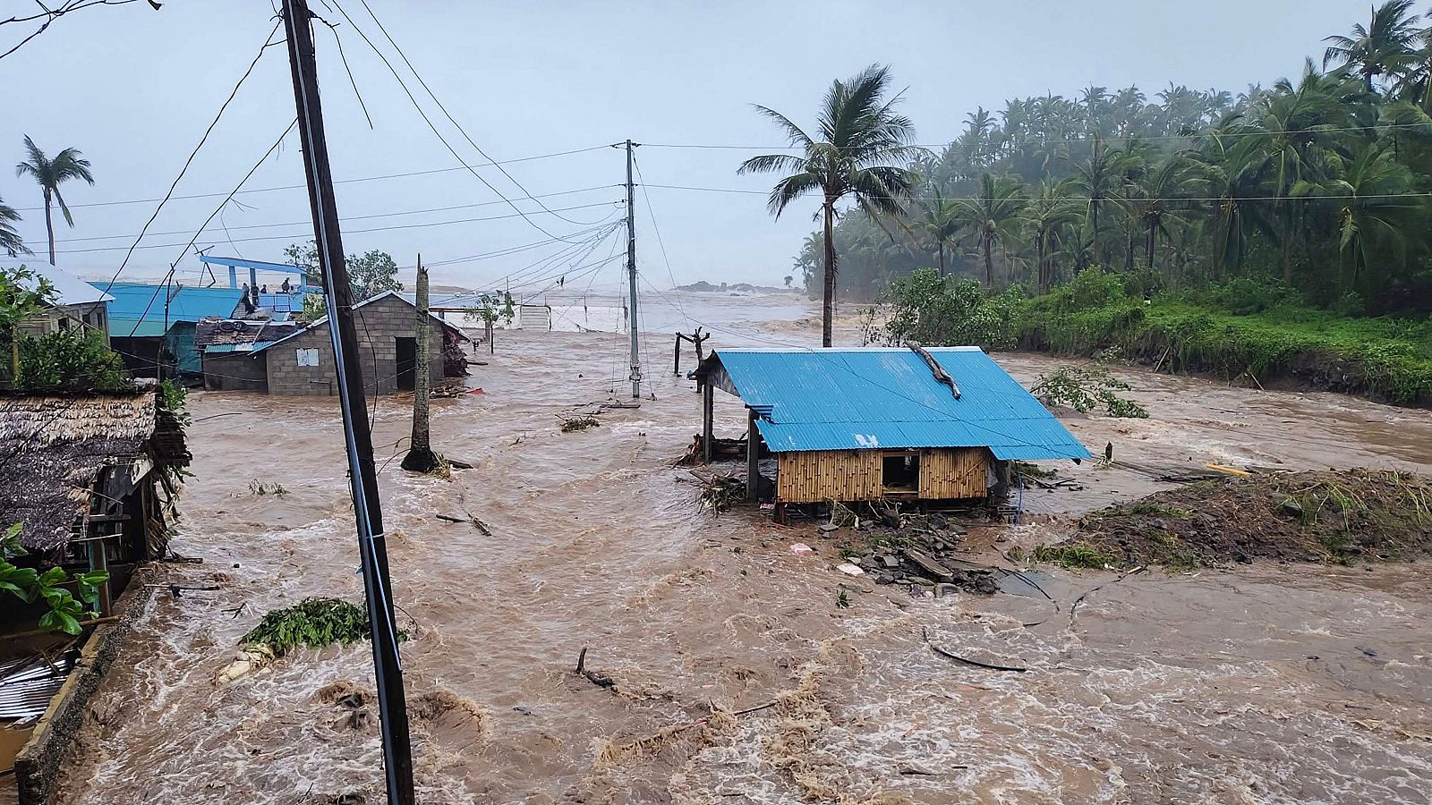 El supertifón Fung-wong obliga a evacuar un millón de personas en Filipinas El supertifón Fung-wong obliga a evacuar un millón de personas en Filipinas | Ver