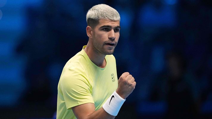 Carlos Alcaraz saca una de sus mejores versiones para ganar a De Miaur en el debut en las ATP Finals 2025