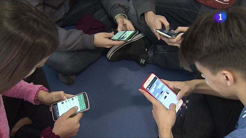 UNICEF alerta dels riscos als quals s'exposen els infants amb móbil