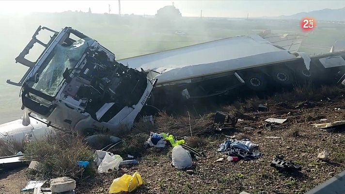 L'Informatiu - Accident mortal amb tres camions implicats a l’AP-7 a l’Aldea