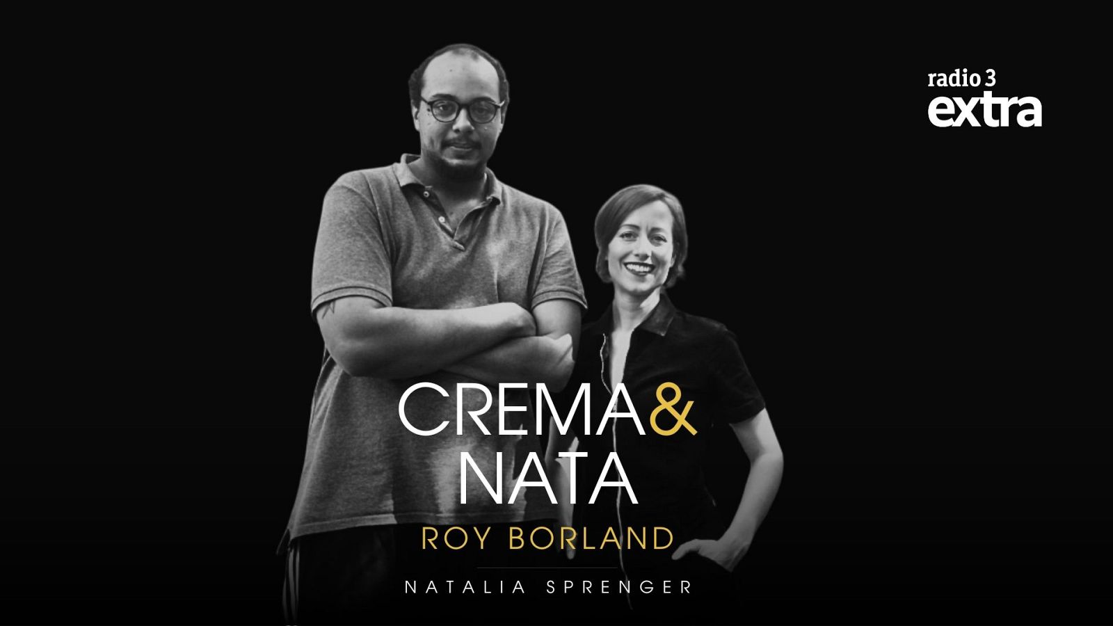 En una imagen en blanco y negro, dos personas posan juntas. Uno de ellos, con gafas y los brazos cruzados, está junto a una mujer sonriente. El nombre del dúo, escrito en letras grandes, aparece en la parte inferior de la imagen.