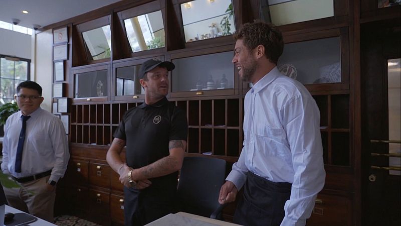 Hasta el fin del mundo - Aldo y José trabajan en una cafetería de Panamá - Hasta el fin del mundo | Ver