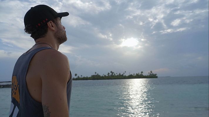 José frente al mar con los ojos cerrados meditando tranquilo.
